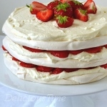 Tort bezowy z truskawkami