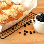 Drożdżówki z jagodami (borówkami) i kruszonką